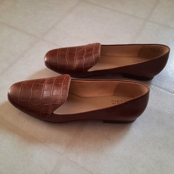 Naturalizer Loafers - 8.5 M, Tan/Maple Croco hand-crafted finish, leather upper - Picture 3 of 4